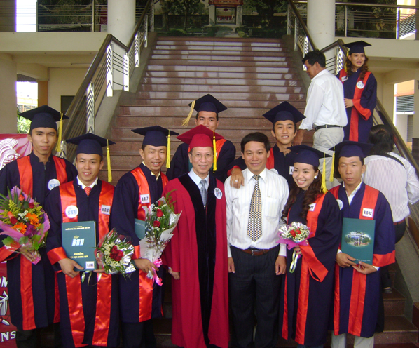 STU tổ chức lễ trao bằng tốt nghiệp cho sinh viên ngành Mỹ thuật công nghiệp hệ liên thông đại học