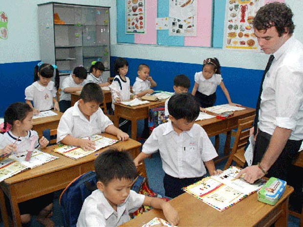 Vietnamese students encouraged to begin learning foreign languages soon