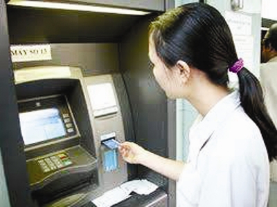 Làm gì khi bị máy ATM nuốt tiền?
