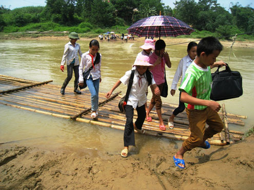 Học sinh đi bè vượt sông đến trường