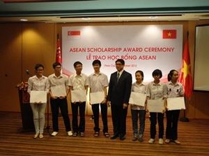 Singapore offers ASEAN scholarships to Vietnamese pupils