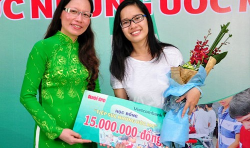 Student receives Tuoi Tre scholarship for low-cost English class project