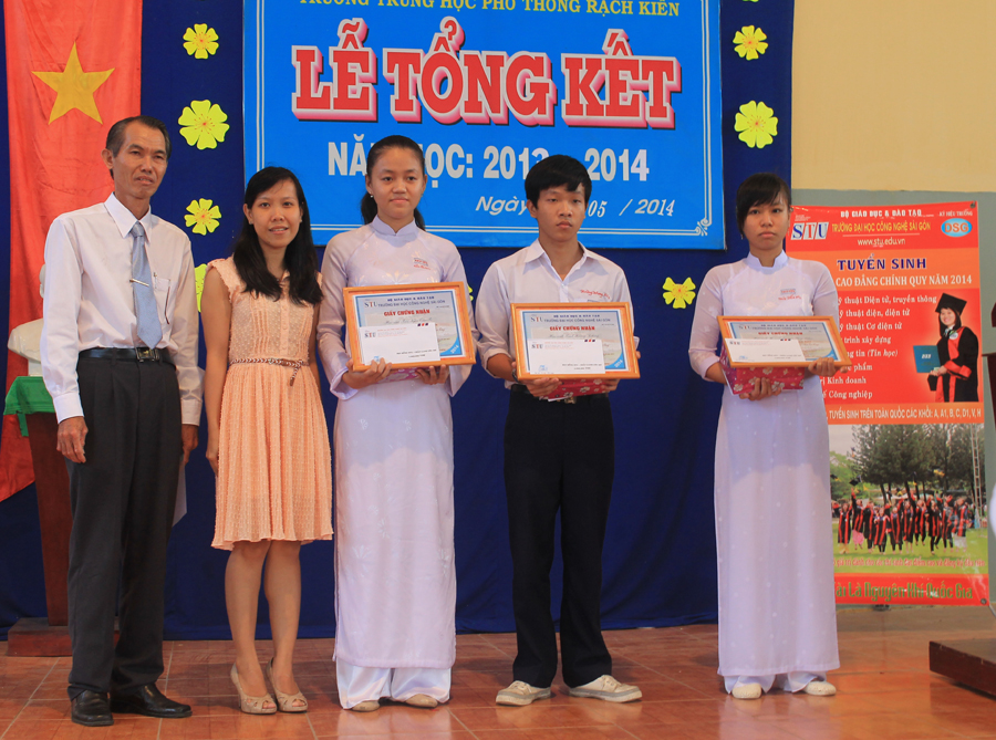 Trường ĐH Công Nghệ Sài Gòn trao học bổng “STU – Chắp cánh ước mơ” tại Trường THPT Rạch Kiến - Long An