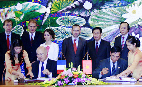 France pledges 25 million euros for education in Vietnam