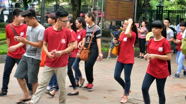 Students go to Temple of Literature for luck before exams
