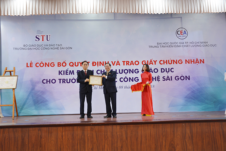 Trường ĐH Công Nghệ Sài Gòn long trọng tổ chức lễ công bố quyết định và trao chứng nhận kiểm định chất lượng giáo dục.