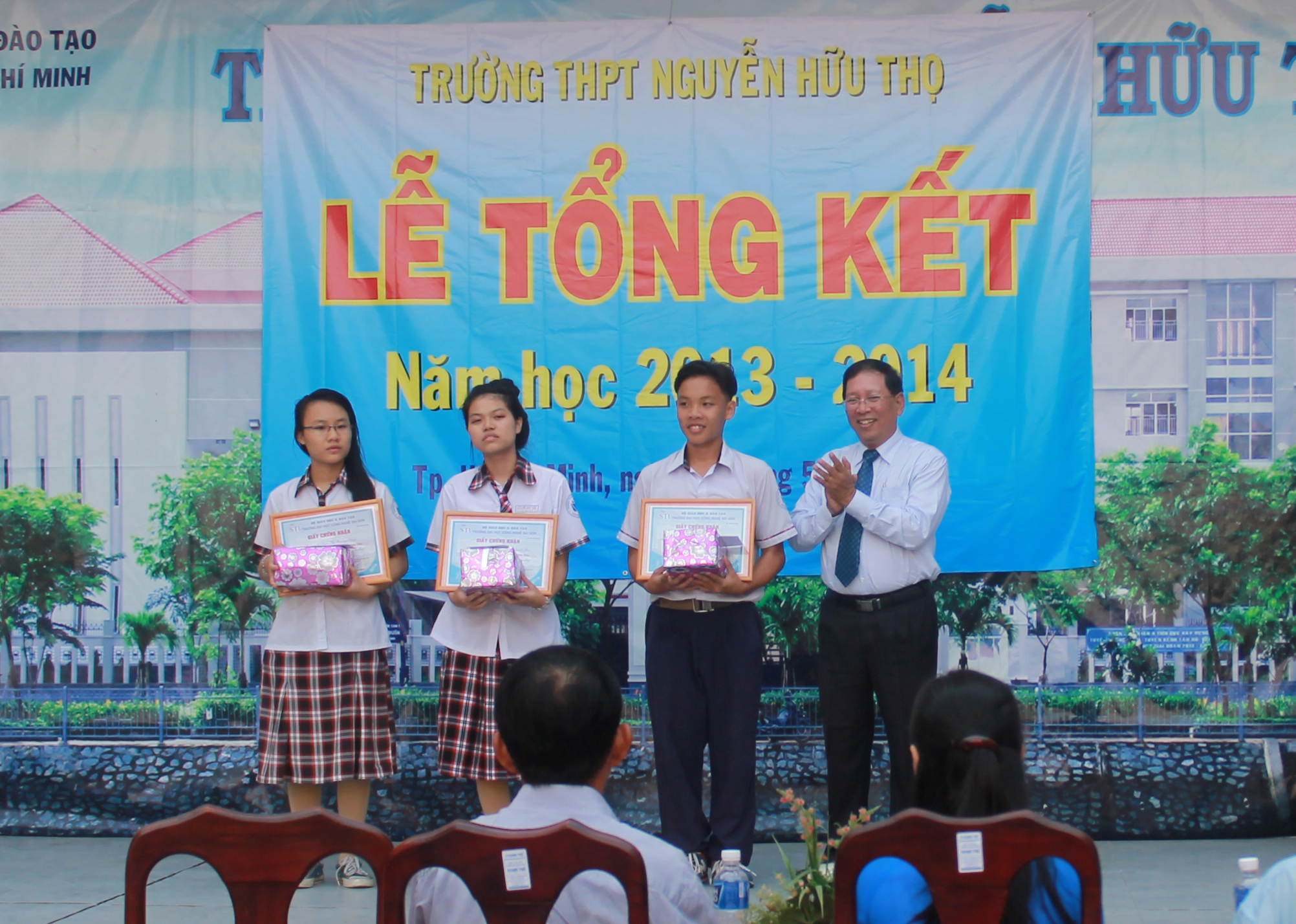 Trường ĐH Công nghệ Sài Gòn trao học bổng “STU – Chắp cánh ước mơ” tại Trường THPT Nguyễn Hữu Thọ