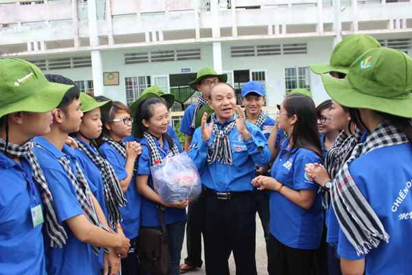 TS. Trần Hồi Sinh - Phó Hiệu trưởng thăm chiến sĩ Mùa hè xanh 2013 mặt trận Bạc Liêu