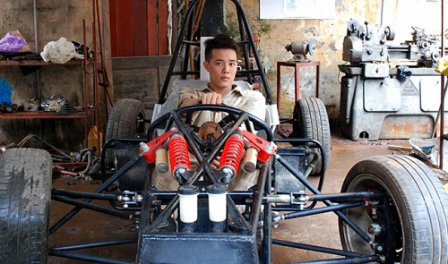 Vietnam students create ‘Formula 1’ car with used car parts
