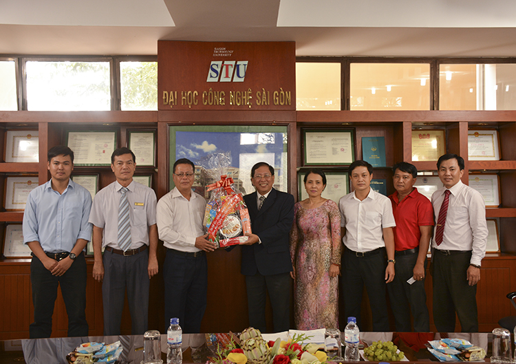 Lãnh đạo Quận 8 đến thăm hỏi và chúc mừng trường Đại học Công nghệ Sài Gòn nhân ngày nhà giáo Việt Nam