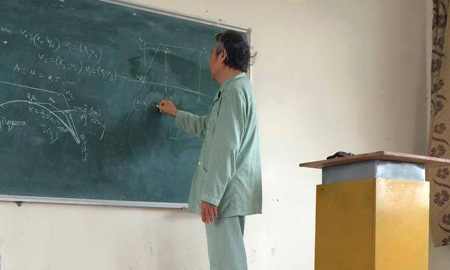 Retired teacher 'escapes' hospital to continue holding his classes
