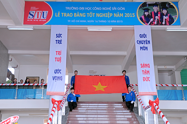Trường Đại học Công nghệ Sài Gòn long trọng tổ chức lễ trao bằng tốt nghiệp cho sinh viên năm 2015.