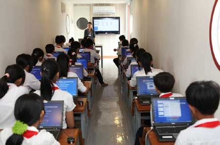 Mobile computer schools narrow divide