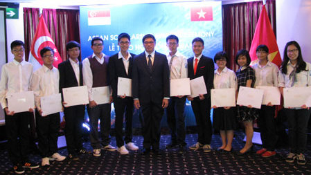 Vietnamese students awarded ASEAN scholarships