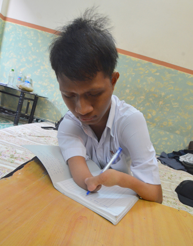 Handless Vietnam student wants to be IT engineer
