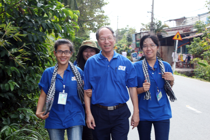 Hiệu trưởng nhà trường trao tặng  Nhà Tình bạn và thăm Chiến sĩ mùa hè xanh 2012 tại Xã Nhị Bình - Huyện Hốc Môn.