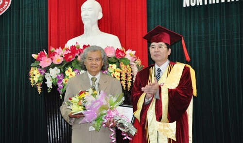 Vietnam college awards honorary doctorate to Thai artist