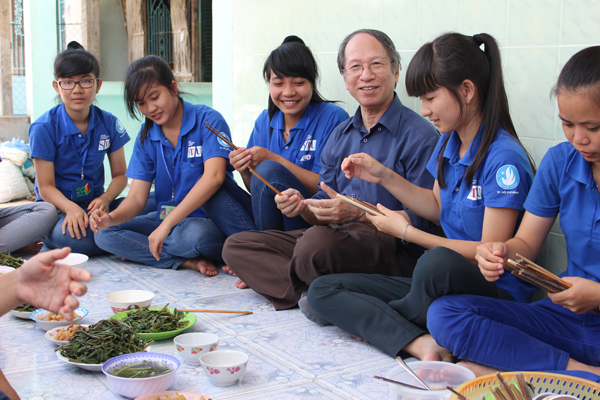GS, TS. Đào Văn Lượng - Hiệu trưởng nhà trường thăm chiến sĩ Mùa hè xanh