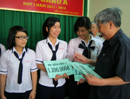 Asia Foundation grants scholarships to poor schoolgirls