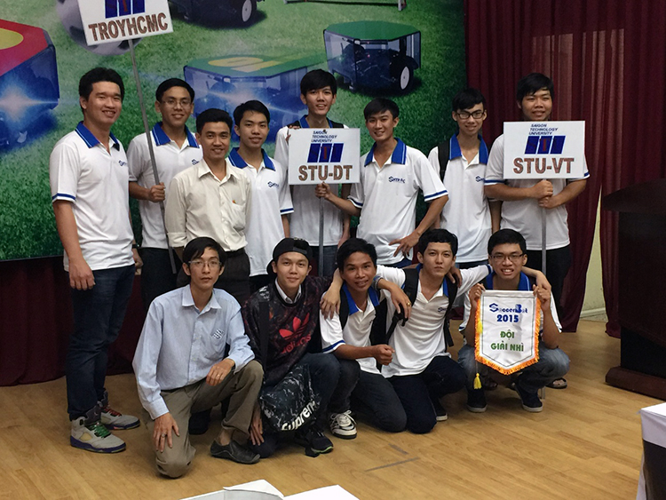Trường ĐH Công Nghệ Sài Gòn đạt 3/6 giải tại soccerbot 2015