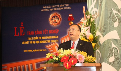 US consul attends MBA grad ceremony in Binh Duong