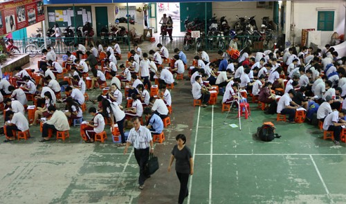 Students swotting for upcoming grad exam TUOI TRE