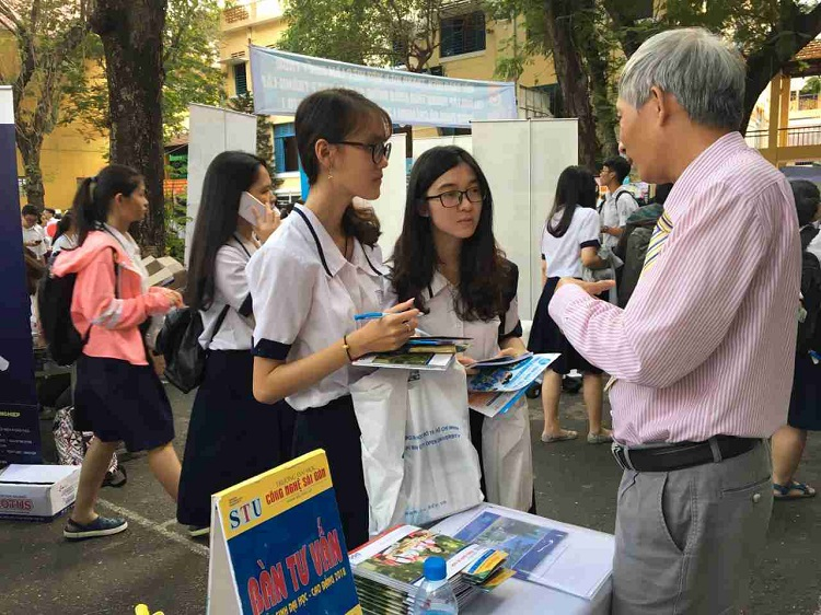 STU tham gia ngày hội tư vấn hướng nghiệp, tư vấn tuyển sinh đại học, cao đẳng 2018 tại trường THPT Mạc Đĩnh Chi và trường THPT Trần Khai Nguyên