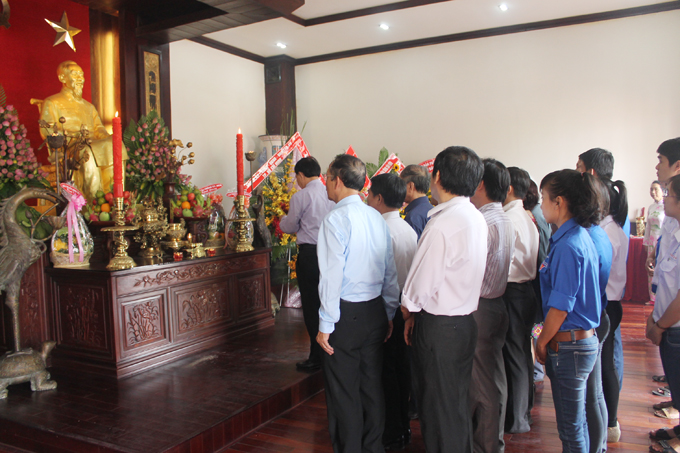 Lãnh đạo và sinh viên Trường đại học Công Nghệ Sài Gòn dâng hương Bác tại Bảo tàng Hồ Chí Minh