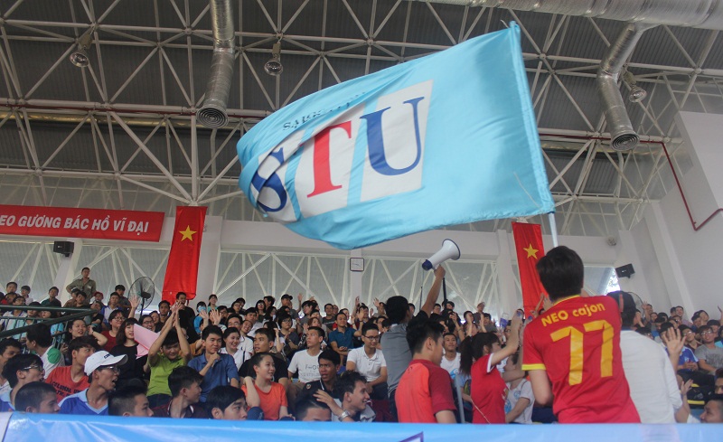 Các Cổ động viên STU có mặt tại nhà thi đấu Hồ Xuân Hương