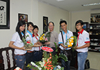 Sinh viên tặng hoa thầy hiệu trưởng nhân ngày 20-11