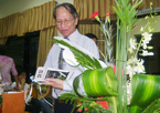 Thầy GS, TS. Đào Văn Lượng - Hiệu trưởng - xem các sản phẩm sinh viên ngày 20.11