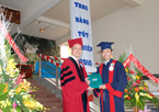 GS, TSKH. Lưu Duẩn - Trưởng khoa CNTP - trao bằng tốt nghiệp cho sinh viên