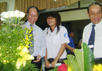 Sinh viên tặng hoa thầy Hiệu trưởng và Phó hiệu trưởng ngày 20.11