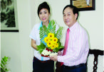 Sinh viên tặng hoa cho TS. Trương Quang Mùi nhân ngày 20.11
