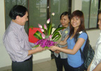 Sinh viên tặng hoa thầy chủ tịch HĐQT ngày 20.11